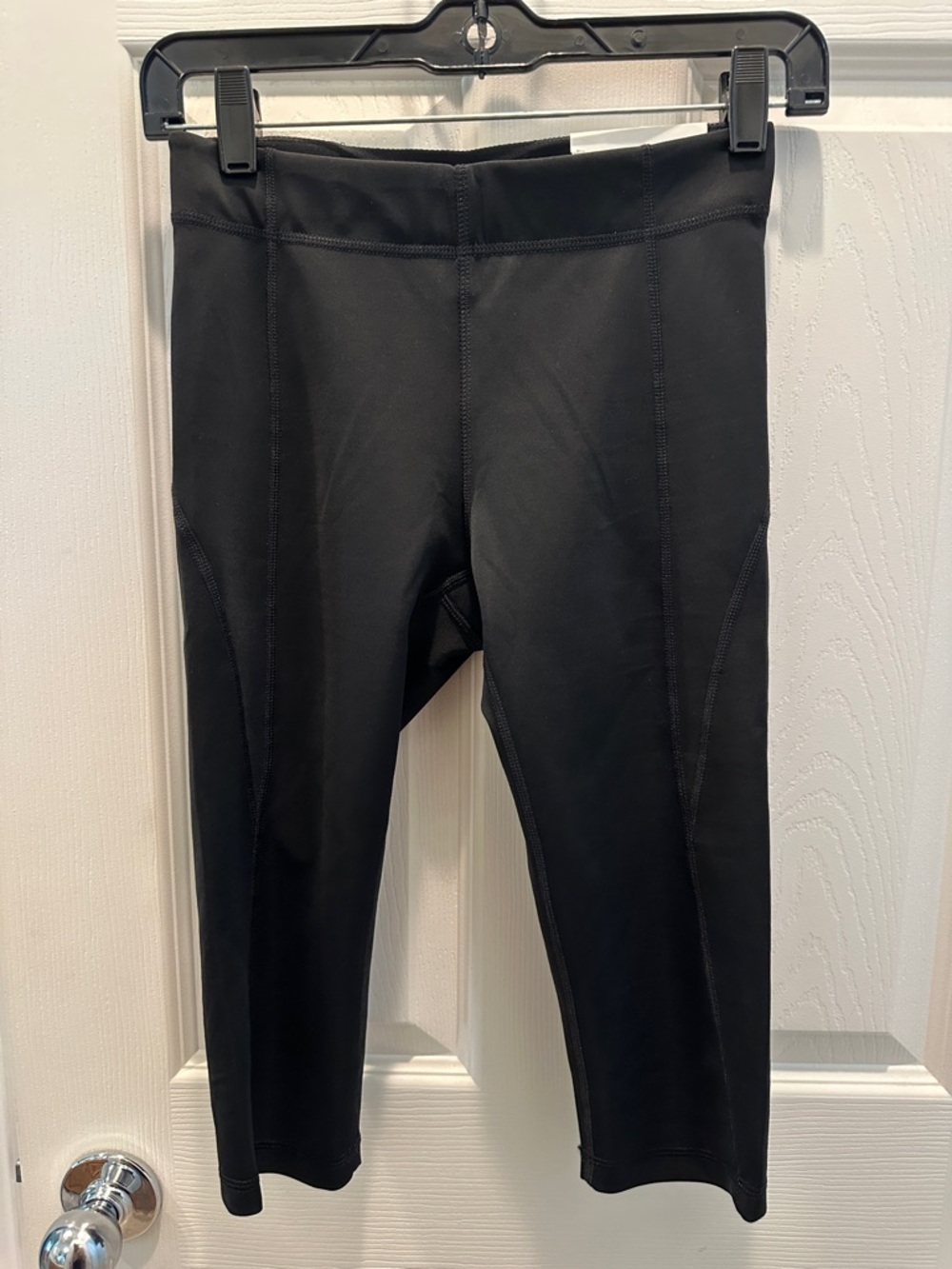 NWT IVY PARK Black Mid-Rise Sculptured Capri Leggings